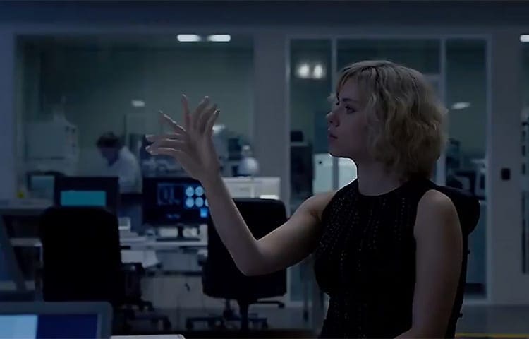 První trailer Lucy se Scarlett Johansson a Morganem Freemanem