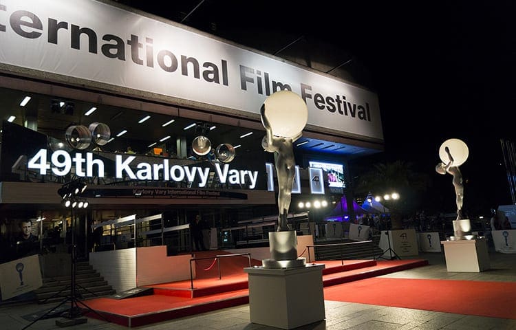 Pestrobarevná prasátka, Mel Gibson i Železný trůn provází letošní Karlovy Vary