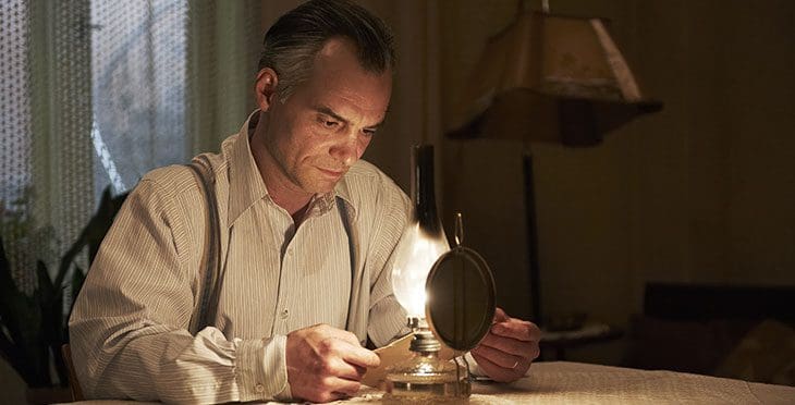 Ve stínu – recenze